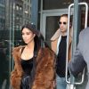 Kim Kardashian sort entourée de gardes du corps d'un immeuble à la fin de la Fashion Week à New York, le 16 février 2017.