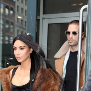 Kim Kardashian sort entourée de gardes du corps d'un immeuble à la fin de la Fashion Week à New York, le 16 février 2017.