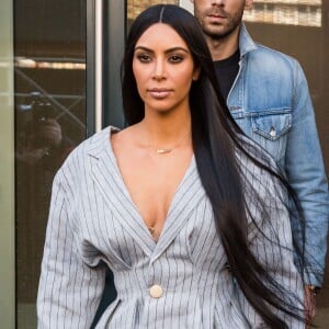 Kim Kardashian et son attaché de presse Simon Huck se baladent dans les rues de New York, le 14 février 2017.