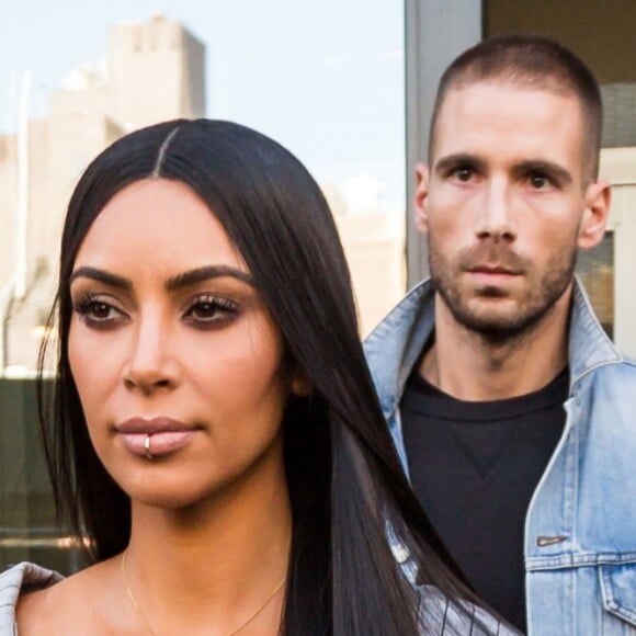 Kim Kardashian et son attaché de presse Simon Huck se baladent dans les rues de New York, le 14 février 2017.