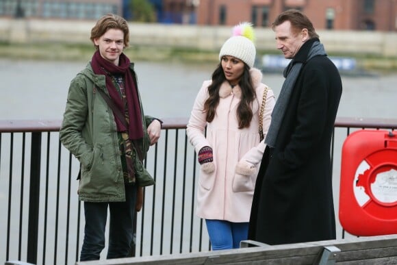 Thomas Brodie-Sangster, Olivia Olsen et Liam Neeson sur le tournage de "Love Actually 2" 14 ans après le premier volet à l'extérieur de la Tate Gallery à Londres le 16 février 2017.