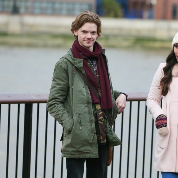 Thomas Brodie-Sangster, Olivia Olsen et Liam Neeson sur le tournage de "Love Actually 2" 14 ans après le premier volet à l'extérieur de la Tate Gallery à Londres le 16 février 2017.
