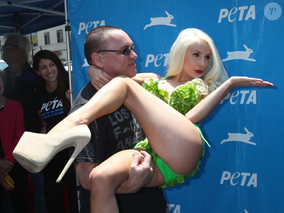 Courtney Stodden fait la promotion des "Pink's Hot Dogs New Veggie Dogs" lors d'un evenement pour la PETA a Hollywood, le 31 juillet 2013