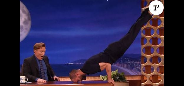Jamie Dornan rejoue une scène de 50 Shades Darker sur le plateau de Conan O'Brien