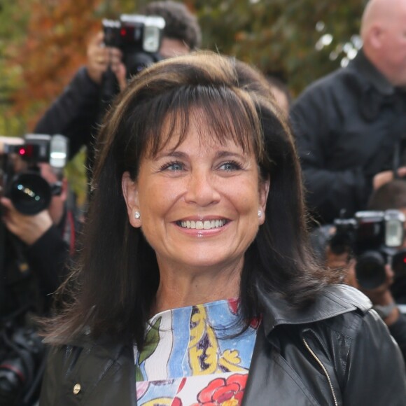 Anne Sinclair - Arrivées au défilé de mode "Chanel", collection prêt-à-porter printemps-été 2016, à Paris. Le 6 octobre 2015.