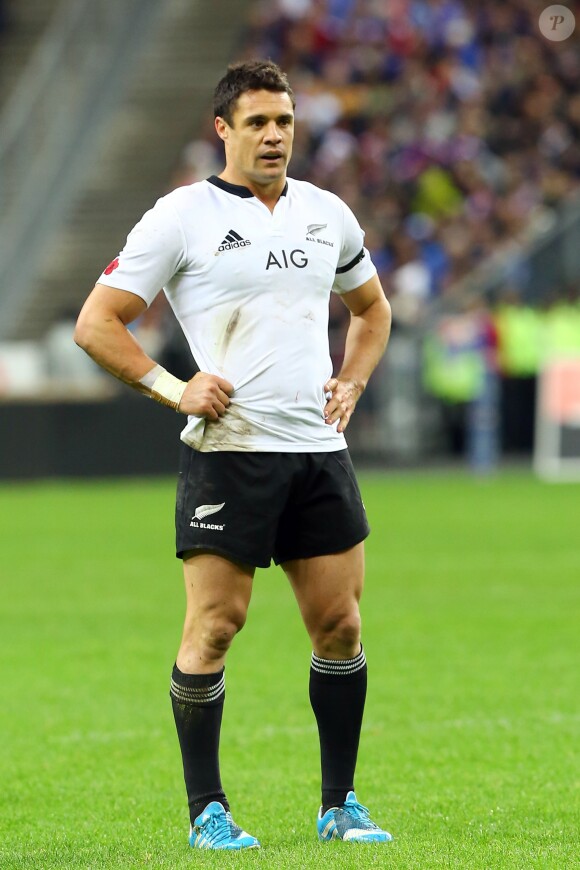 Dan Carter - L'equipe de Nouvelle-Zelande fait le Aka - Match de rugby France-Nouvelle-Zelande (All Blacks) au stade de France, Saint-Denis, le 9 Novembre 2013.
