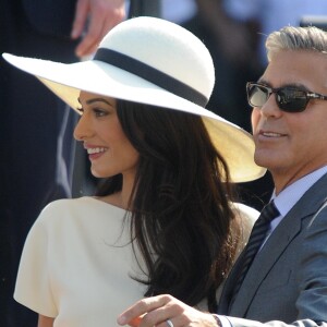 George Clooney et sa femme Amal Alamuddin quittent le palais de Ca Farsetti à Venise, le 29 septembre 2014