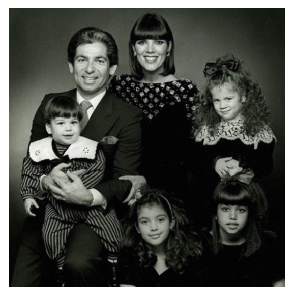 Kim Kardashian a partagé une photo de famille souvenir pour l'anniversaire de son défunt papa sur Twitter, le 22 février 2017