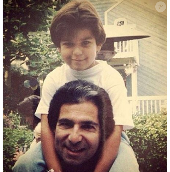 Rob Kardashian a publié une photo de lui sur les épaules de son papa Robert Kardashian pour ce qui aurait été son 73e anniversaire - le 22 février 2017 sur Instagram
