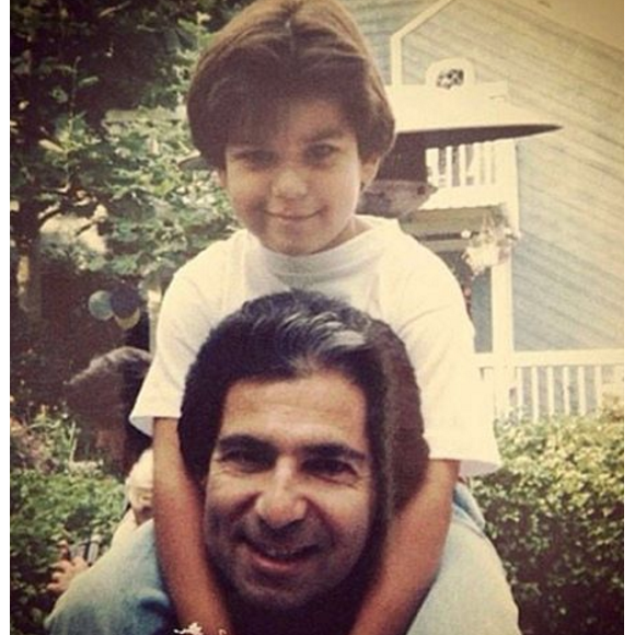 Rob Kardashian a publié une photo de lui sur les épaules de son papa Robert Kardashian pour ce qui aurait été son 73e anniversaire - le 22 février 2017 sur Instagram
