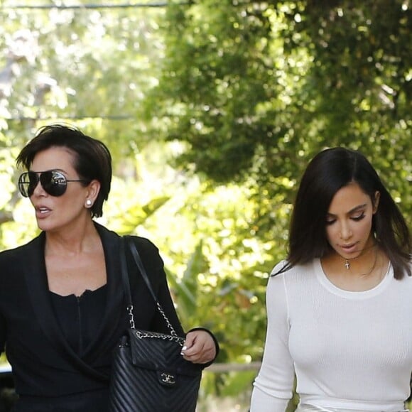 Kim, Kourtney, Khloé Kardashian et leur mère Kris Jenner lors du tournage de la télé-réalité "L'Incroyable Famille Kardashian" à Woodland Hills le 5 aout 2016.