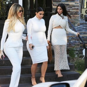 Khloe, Kourtney et Kim Kardashian enceinte, toutes en blanc, vont dîner au restaurant Casa Escobar à Westlake Village, le 7 juillet 2015.