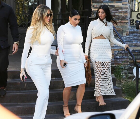Khloe, Kourtney et Kim Kardashian enceinte, toutes en blanc, vont dîner au restaurant Casa Escobar à Westlake Village, le 7 juillet 2015.