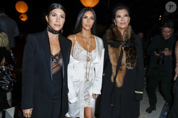 Kourtney Kardashian, Kim Kardashian et leur mère Kris Jenner au défilé de mode "Givenchy", collection prêt-à-porter Printemps-Eté 2017 lors de la Fashion Week de Paris, France, le 2 October 2016. © Olivier Borde/Bestimage