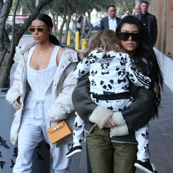 Kim Kardashian est allée déjeuner avec sa mère Kris Jenner, sa soeur Kourtney et sa fille Penelope à Calabasas, le 22 février 2017