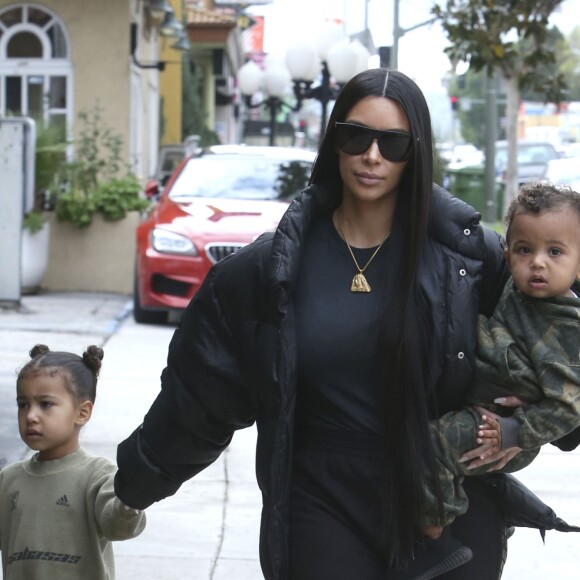 Kim Kardashian et ses enfants North et Saint déjeunent en famille au restaurant Something's Fishy à Woodland Hills, le 19 février 2017