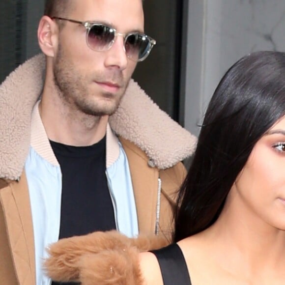 Kim Kardashian et son attaché de presse Simon Huck à la sortie d'un immeuble à New York, le 16 février 2017