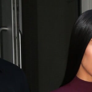 Kim Kardashian habillée de la tête aux pieds en bordeaux avec un haut très transparent à la sortie d'un immeuble à New York, le 15 février 2017