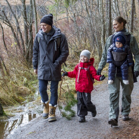 Le prince Daniel et la princesse Victoria de Suède avec leurs enfants la princesse Estelle et le prince Oscar dans le parc national Tyresta en décembre 2016. © Henrik Gärlov / Kungahuset.se