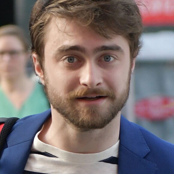 Daniel Radcliffe, en pull marinière et café à la main, se promène à New York, le 15 août 2016.