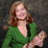 Isabelle Huppert reçoit le César de la meilleure actrice pour Elle, des mains de Pierre Richard - 24 février 2017