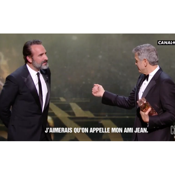 George Clooney reçoit le César d'honneur des mains de Jean Dujardin, sous le regard de sa femme Amal - 24 février 2017