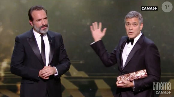 George Clooney reçoit le César d'honneur des mains de Jean Dujardin, sous le regard de sa femme Amal - 24 février 2017