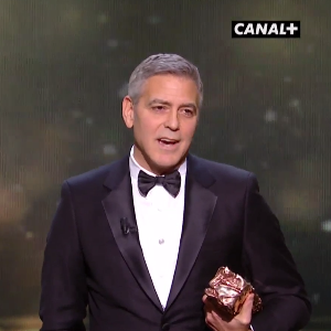 Jean Dujardin et George Clooney pendant les César 2017.