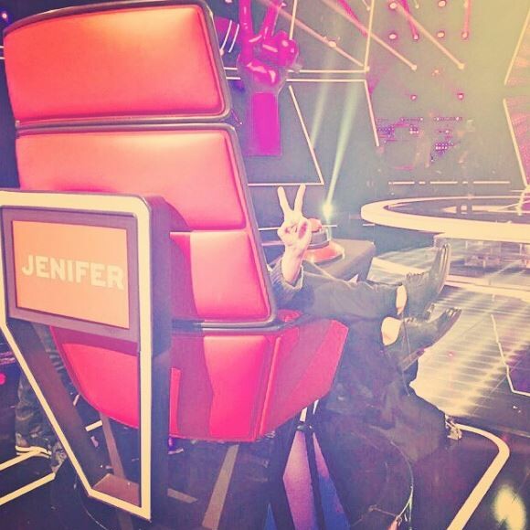 Jenifer dans son fauteuil de coach pour "The Voice Kids". Photo postée sur sa page Instagram.