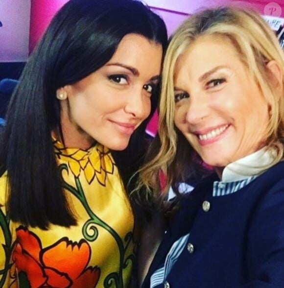 Jenifer dans les coulisses du spectacle des Enfoirés (Mission Enfoirés) avec Michèle Laroque. Photo publisée sur Instagram.