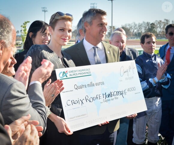 La princesse Charlene de Monaco assiste au premier "Charity Mile" - une course hippique caritative rebaptisée Prix princesse Charlene de de Monaco à l'hippodrome de la Côte d'Azur de Cagnes-sur-mer le 25 février 2017.