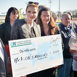 La princesse Charlene de Monaco assiste au premier "Charity Mile" - une course hippique caritative rebaptisée Prix princesse Charlene de de Monaco à l'hippodrome de la Côte d'Azur de Cagnes-sur-mer le 25 février 2017.