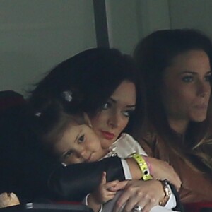 Emilie Nefnaf (Nef Naf) avec sa fille Maëlla assistent au match de football Psg (3) contre Reims (0) au Parc des Princes à Paris le 5 avril 2014.