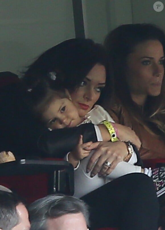 Emilie Nefnaf (Nef Naf) avec sa fille Maëlla assistent au match de football Psg (3) contre Reims (0) au Parc des Princes à Paris le 5 avril 2014.