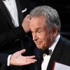 Warren Beatty explique au public qu'il a eu la mauvaise enveloppe dans les mains le 26 février 2017 aux Oscars