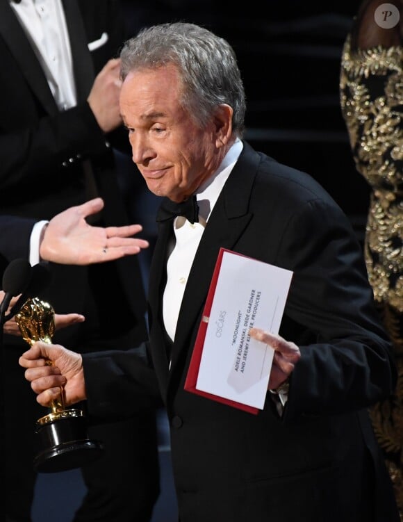 Warren Beatty explique au public qu'il a eu la mauvaise enveloppe dans les mains le 26 février 2017 aux Oscars
