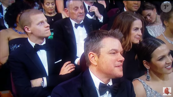 Chrissy Teigen (en haut à droite) s'offrant une petite sieste sur l'épaule de son mari John Legend en plein milieu de la cérémonie des Oscars le 26 février 2017