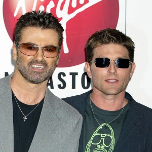 George Michael et Kenny Goss au Virgin Megastore de Los Angeles le 22 mai 2004