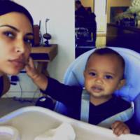 Kim Kardashian : Tendre et câlin, son fils Saint est à croquer