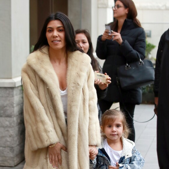Exclusif - Kim Kardashian est allée déguster des friandises et des glaces à ‘Sloan's Homemade Ice Cream' avec sa soeur Kourtney Kardashian et sa fille Penelope à Topanga. Les deux soeurs portent des manteaux en fourrure. Kim fait des selfies avec des fans dans la rue. Le 27 février 2017