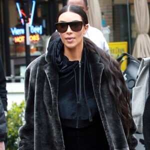 Exclusif - Kim Kardashian est allée déguster des friandises et des glaces à ‘Sloan's Homemade Ice Cream' avec sa soeur Kourtney Kardashian et sa fille Penelope à Topanga. Les deux soeurs portent des manteaux en fourrure. Kim fait des selfies avec des fans dans la rue. Le 27 février 2017