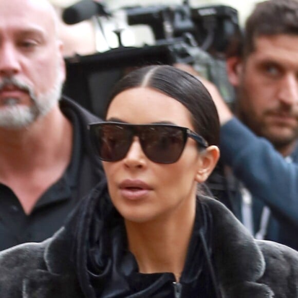 Exclusif - Kim Kardashian est allée déguster des friandises et des glaces à ‘Sloan's Homemade Ice Cream' avec sa soeur Kourtney Kardashian et sa fille Penelope à Topanga. Les deux soeurs portent des manteaux en fourrure. Kim fait des selfies avec des fans dans la rue. Le 27 février 2017