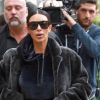 Exclusif - Kim Kardashian est allée déguster des friandises et des glaces à ‘Sloan's Homemade Ice Cream' avec sa soeur Kourtney Kardashian et sa fille Penelope à Topanga. Les deux soeurs portent des manteaux en fourrure. Kim fait des selfies avec des fans dans la rue. Le 27 février 2017