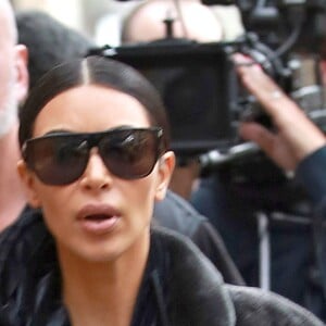 Exclusif - Kim Kardashian est allée déguster des friandises et des glaces à ‘Sloan's Homemade Ice Cream' avec sa soeur Kourtney Kardashian et sa fille Penelope à Topanga. Les deux soeurs portent des manteaux en fourrure. Kim fait des selfies avec des fans dans la rue. Le 27 février 2017