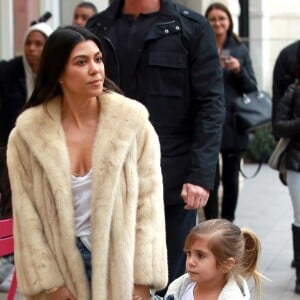 Exclusif - Kim Kardashian est allée déguster des friandises et des glaces à ‘Sloan's Homemade Ice Cream' avec sa soeur Kourtney Kardashian et sa fille Penelope à Topanga. Les deux soeurs portent des manteaux en fourrure. Kim fait des selfies avec des fans dans la rue. Le 27 février 2017