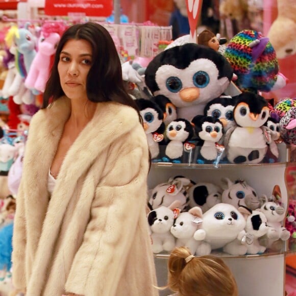 Exclusif - Kim Kardashian est allée déguster des friandises et des glaces à ‘Sloan's Homemade Ice Cream' avec sa soeur Kourtney Kardashian et sa fille Penelope à Topanga. Les deux soeurs portent des manteaux en fourrure. Kim fait des selfies avec des fans dans la rue. Le 27 février 2017