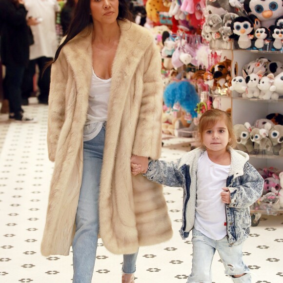 Exclusif - Kim Kardashian est allée déguster des friandises et des glaces à ‘Sloan's Homemade Ice Cream' avec sa soeur Kourtney Kardashian et sa fille Penelope à Topanga. Les deux soeurs portent des manteaux en fourrure. Kim fait des selfies avec des fans dans la rue. Le 27 février 2017