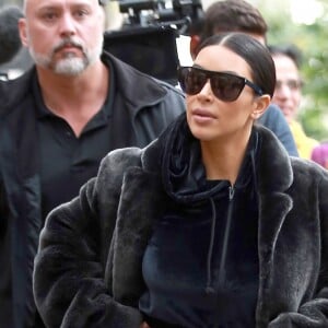 Exclusif - Kim Kardashian est allée déguster des friandises et des glaces à ‘Sloan's Homemade Ice Cream' avec sa soeur Kourtney Kardashian et sa fille Penelope à Topanga. Les deux soeurs portent des manteaux en fourrure. Kim fait des selfies avec des fans dans la rue. Le 27 février 2017