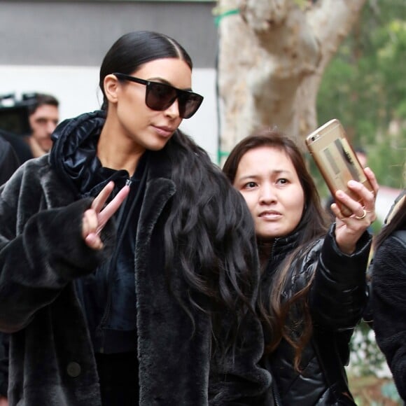 Exclusif - Kim Kardashian est allée déguster des friandises et des glaces à ‘Sloan's Homemade Ice Cream' avec sa soeur Kourtney Kardashian et sa fille Penelope à Topanga. Les deux soeurs portent des manteaux en fourrure. Kim fait des selfies avec des fans dans la rue. Le 27 février 2017