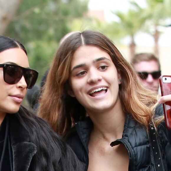 Exclusif - Kim Kardashian est allée déguster des friandises et des glaces à ‘Sloan's Homemade Ice Cream' avec sa soeur Kourtney Kardashian et sa fille Penelope à Topanga. Les deux soeurs portent des manteaux en fourrure. Kim fait des selfies avec des fans dans la rue. Le 27 février 2017